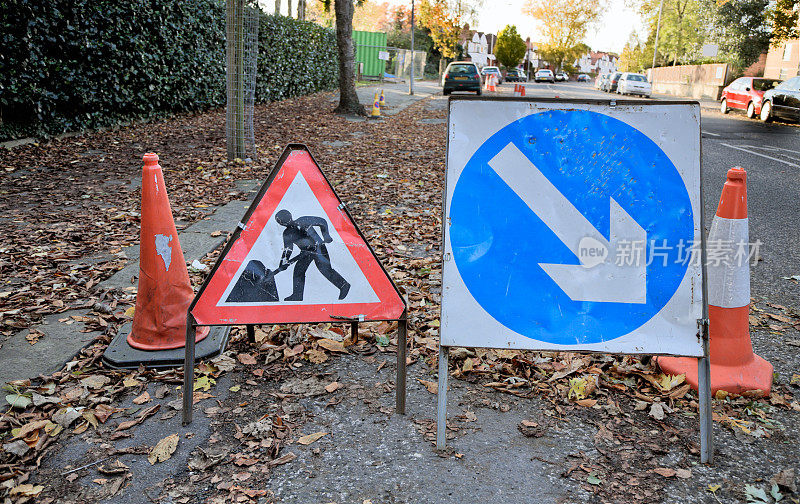 Men at Work和Direction Sign-Street Scene-Click查看相关图片